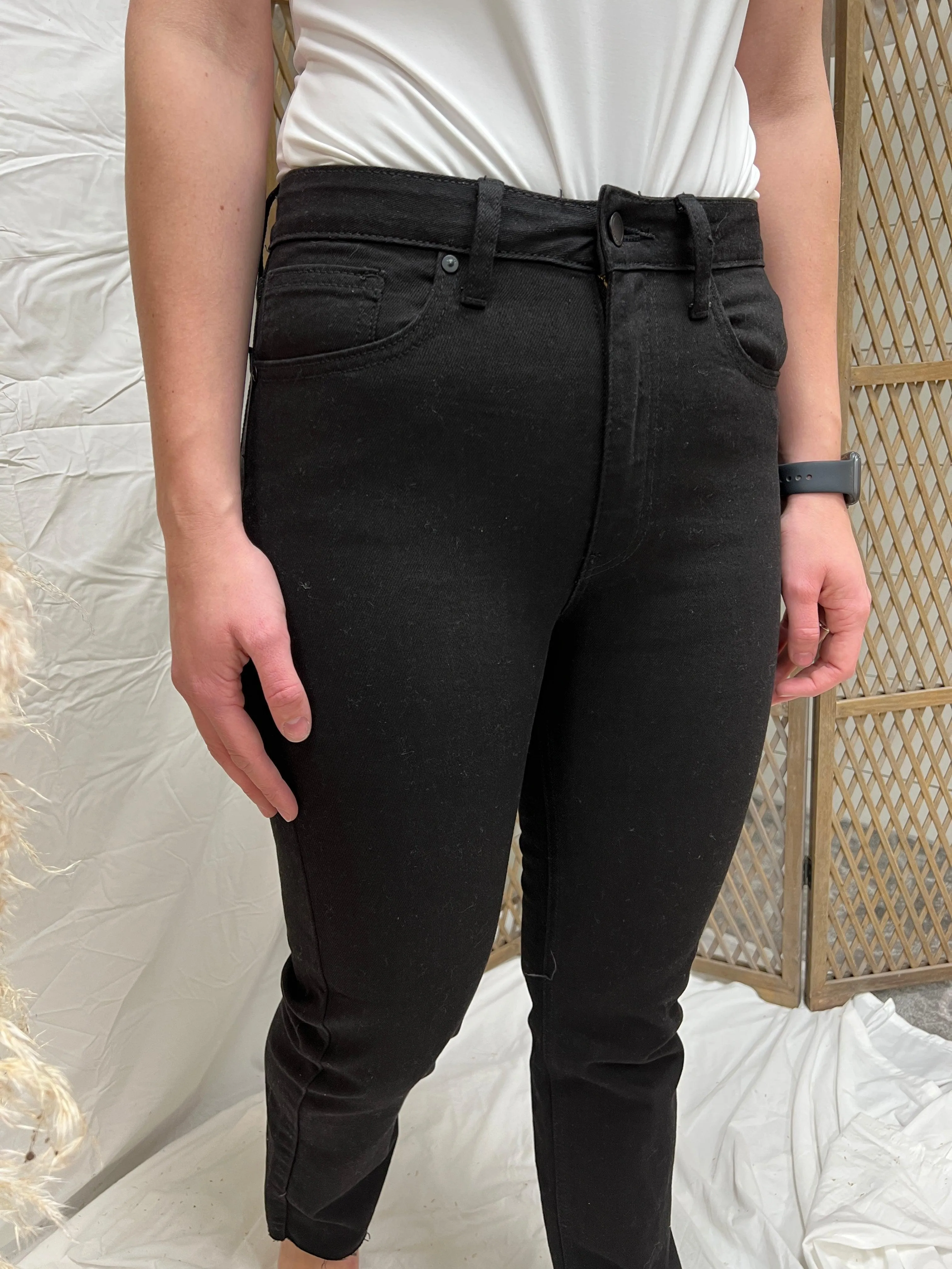 Cut-Off Cropped Straight Leg